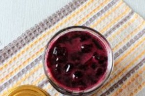 1. Этап. Вишневое варенье в мультиварке: Перекладываем горячее варенье в банки, закатываем крышками.