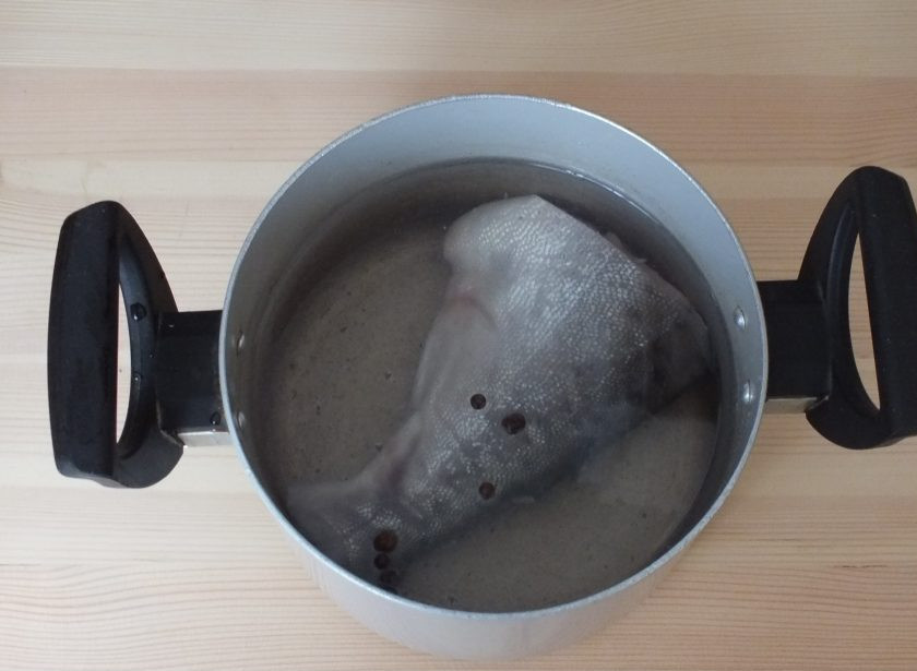 1. Этап. Рыбная солянка: 2. Отварите горбушу с душистым перцем в литре воды до готовности.