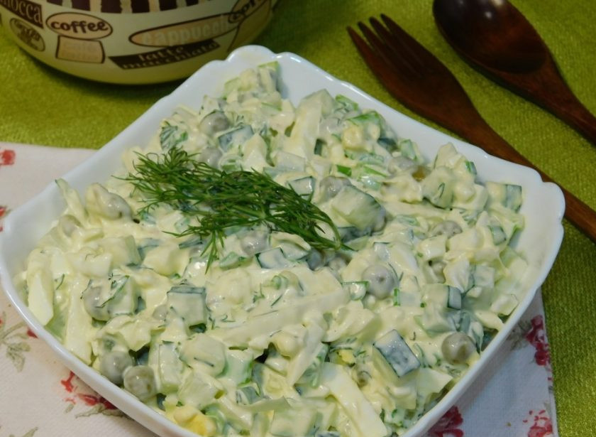 1. Этап. Салат с огурцом, яйцом и горошком: Заправьте салат майонезом и подавайте к столу. Приятного аппетита!