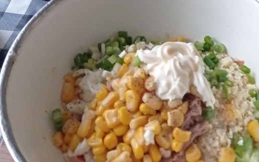 1. Этап. Салат с тунцом Мирослава: Кладём майонез, перемешиваем салат.