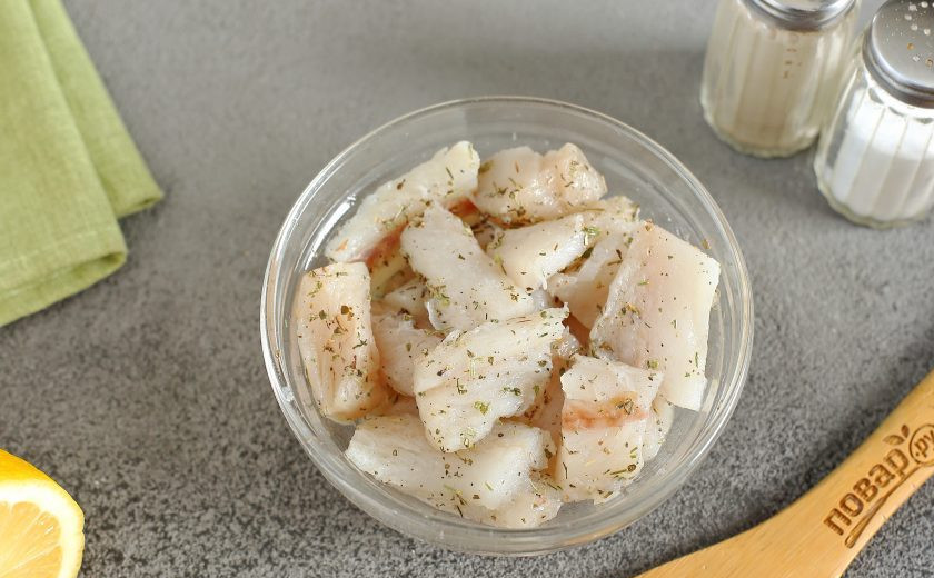 1. Этап. Фишролл: Филе рыбы полейте соком лимона, посолите и добавьте специи. Перемешайте и оставьте на 20 минут.