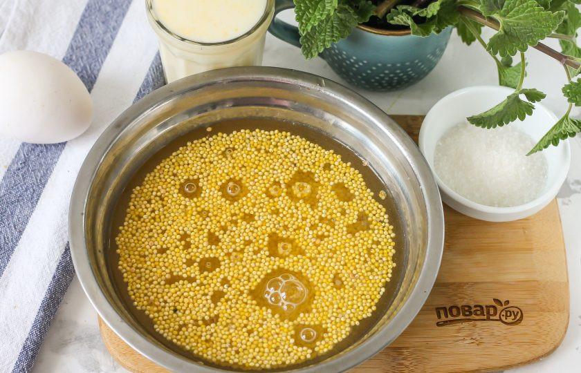 1. Этап. Пшенная каша с яйцом: Пшено пересыпьте в глубокую емкость и залейте водой, тщательно промойте. Слейте воду и влейте чистую, промойте еще несколько раз, пока жидкость не останется прозрачной. Если плохо промыть пшено, то каша может иметь горький привкус.