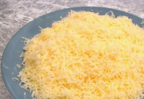1. Этап. Лазанья с сыром и ветчиной: Натрите сыр, каждый сорт отдельно.