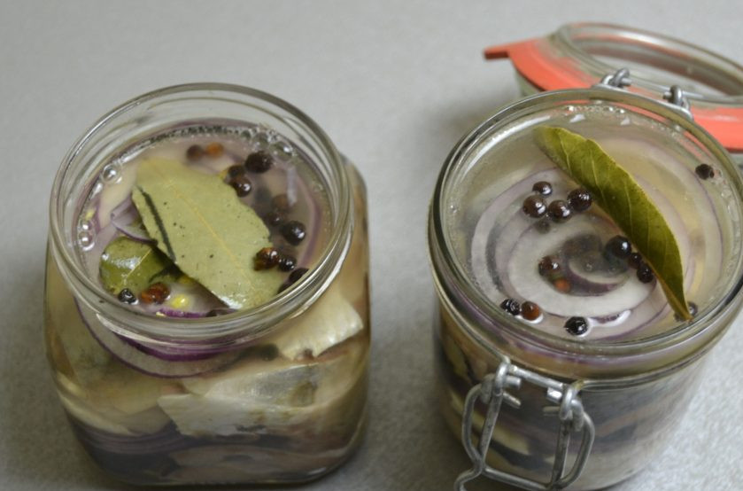 1. Этап. Малосольная селедка в банке: Залейте сельдь остывшим рассолом. Поставьте банки в прохладное место.