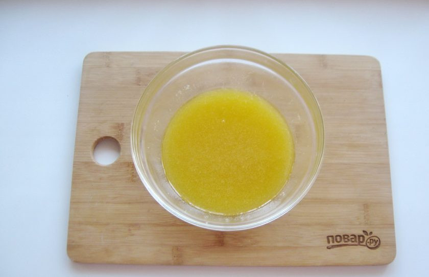 1. Этап. Торт Сердце из медовых коржей: Растопите масло, сахар и мёд в микроволновке или на плите. Сахар должен полностью раствориться.