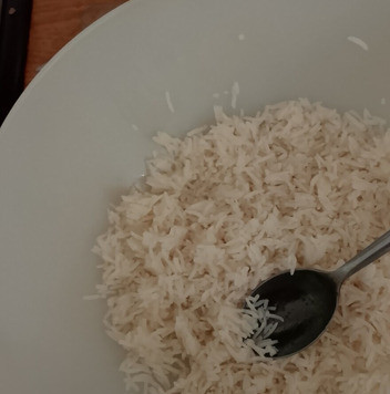 1. Этап. Бибимбап: Тем временем, приготовьте яйца, варив их в кипящей воде 4-5 минут. Потом поместите их в ёмкость с ледяной водой. Когда остынут, очистите. Яйца должны получится почти сырыми. Отварите рис в соответствии с инструкциями и выложите его в салатницу.