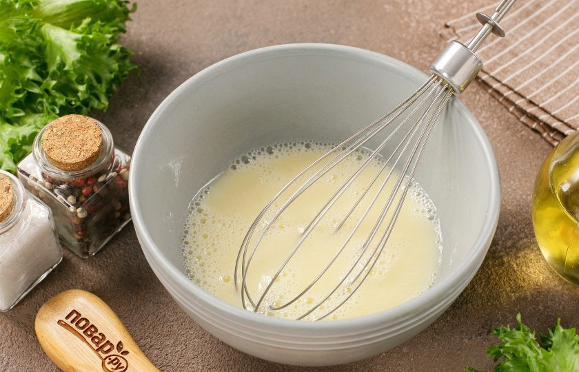 1. Этап. Крабовые палочки в пивном кляре: Перемешайте.