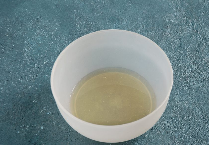 1. Этап. Безе из аквафабы: Перелейте аквафабу в миску. Начните взбивать на медленной скорости, постепенно переходя к самой высокой.