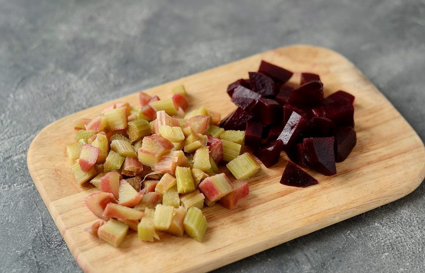 1. Этап. Соус из ревеня: Нарежьте ревень и вареную свеклу кубиками.