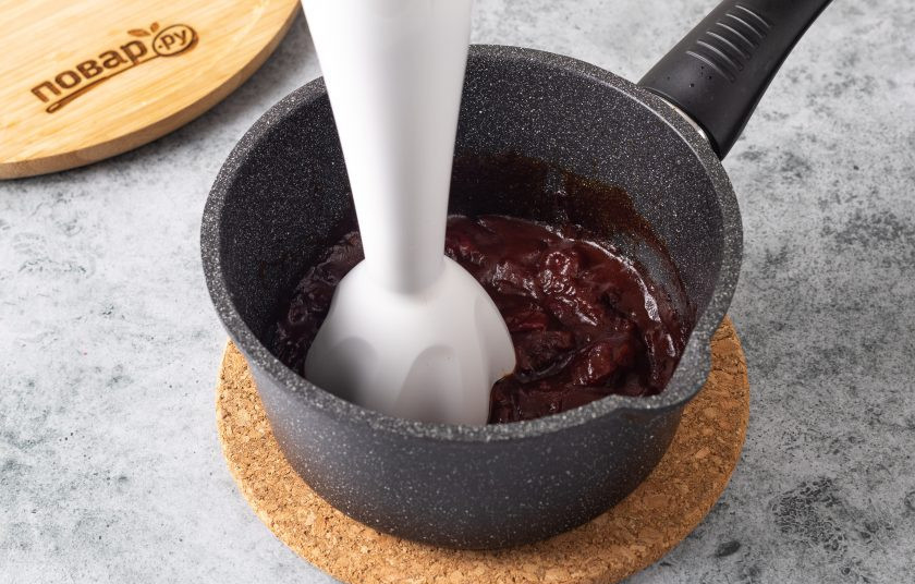 1. Этап. Вишневый соус Барбекю: Затем пробейте блендером до однородной консистенции.