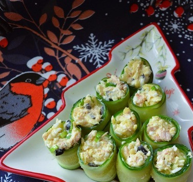 1. Этап. Салат-закуска Рождественская ёлочка: Выложить на блюдо.