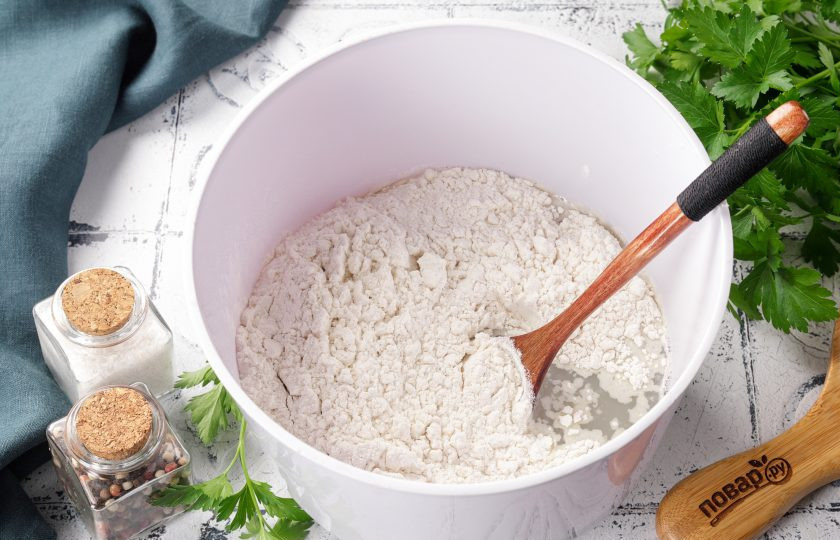 1. Этап. Вареники с грибами: Частями добавьте муку. Муки может уйти чуть больше или меньше, чем указано в рецепте. Ориентируйтесь на консистенцию теста.