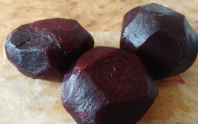 1. Этап. Икра свекольная с луком: 2. Остывшую свеклу нужно очистить, после чего натереть на среднюю терку.