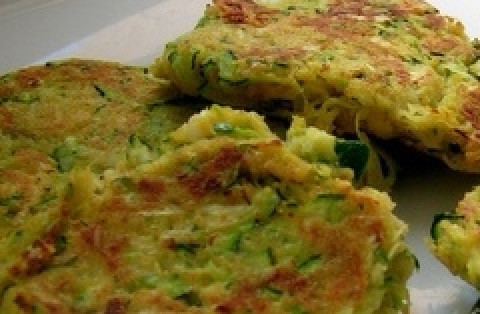 1. Этап. Oладьи из кабачков с фаршем: Оладьи выложить на тарелку, посыпать солью и перцем. Оладьи особенно вкусны с различными салатами.