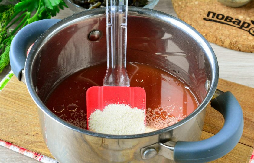 1. Этап. Икра из манки и морской капусты: Когда томатный сок закипит, всыпьте всю манку и сразу энергично размешайте, чтобы не образовались комочки.