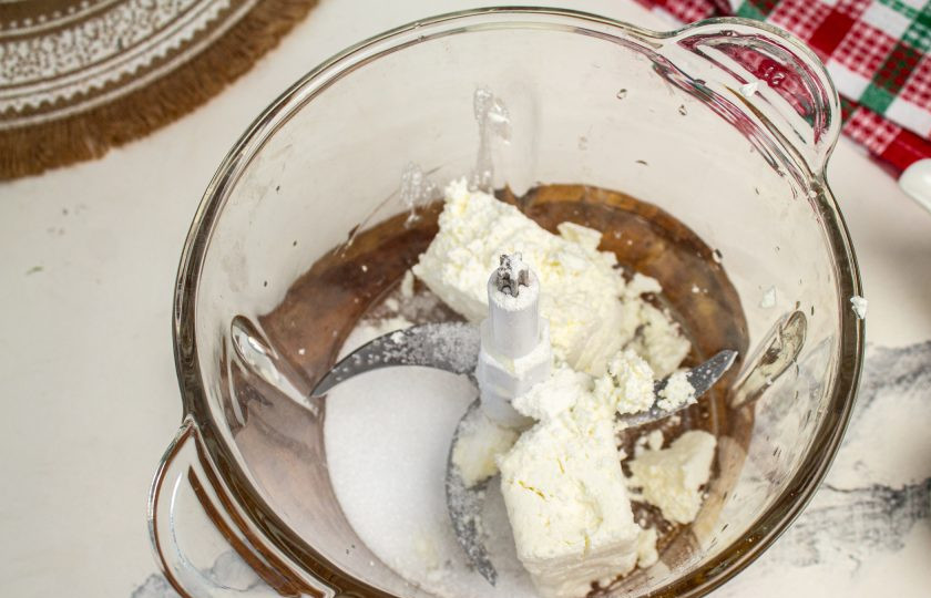 1. Этап. Худеющее мороженое: В чашу блендера (измельчителя) выложите творог, добавьте сахарозаменитель и ванилин.