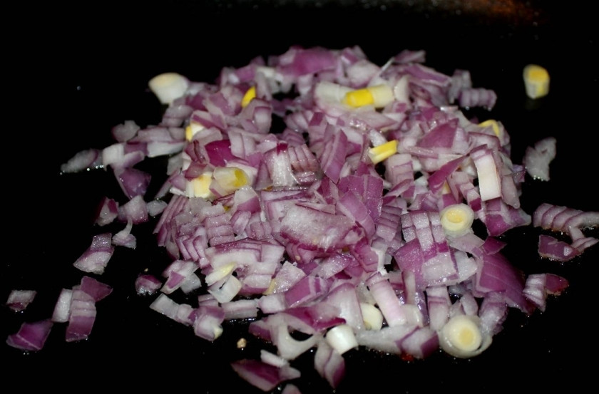 1. Этап. Паста с белыми грибами: Лук почистите, нарежьте небольшими кубиками.