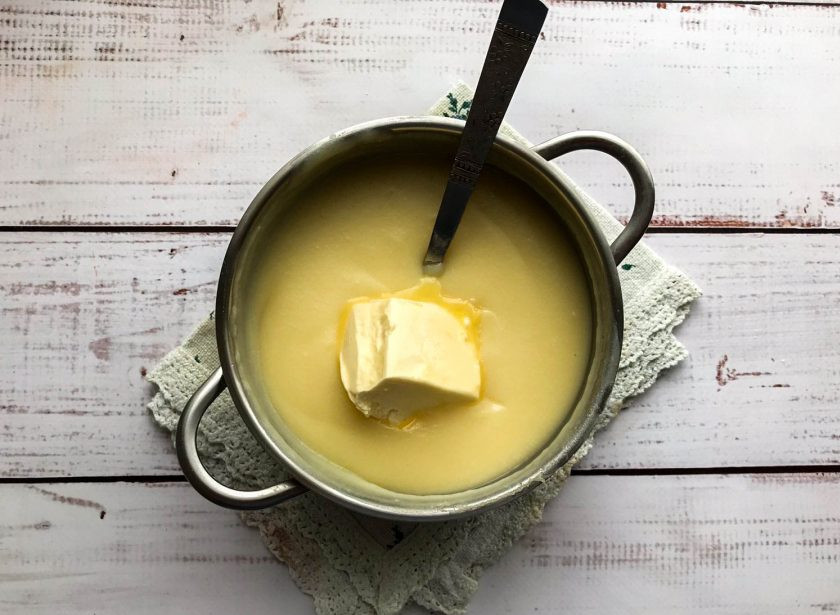 1. Этап. Шоколадный рулет с заварным кремом: В конце добавьте сливочное масло и хорошо перемешайте.