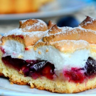 Тройной пирог со сливами