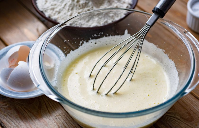 1. Этап. Пончики на ряженке: Добавьте ряженку. Венчиком все перемешайте.