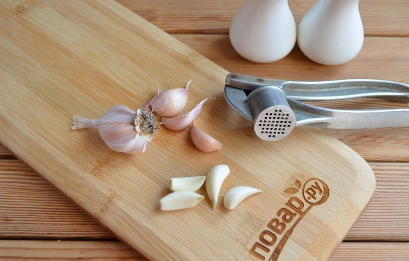 1. Этап. Кимчи из пекинской капусты: 2. Чеснок почистить и мелко порезать. Можно измельчить его в специальной чеснокодавилке.