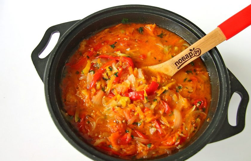 1. Этап. Лечо с петрушкой на зиму: Лечо с петрушкой готово. Раскладываем горячий салат в заранее подготовленные стерилизованные банки и закручиваем стерильными крышками. Из указанных ингредиентов выходит около трех литровых банок.