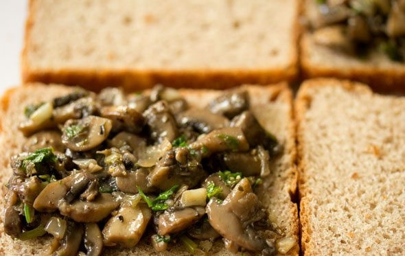 1. Этап. Горячие бутерброды с шампиньонами: На ломтик хлеба положите начинку, сверху накройте вторым.