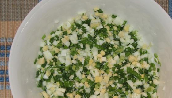 1. Этап. Жареные пирожки с луком: Смешайте яйца с луком, посолите и поперчите по вкусу.