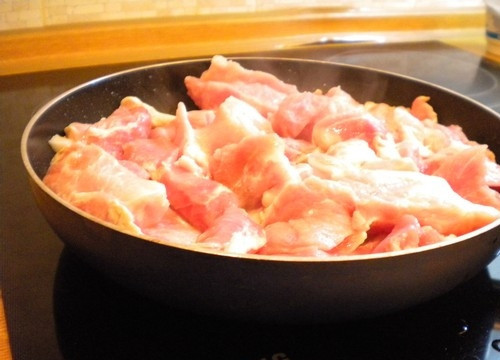 1. Этап. Свиная поджарка с луком и морковью: 2. Отправляем мясо на сковороду (раскаленную с растительным маслом) и обжариваем на среднем огне наше мясо.