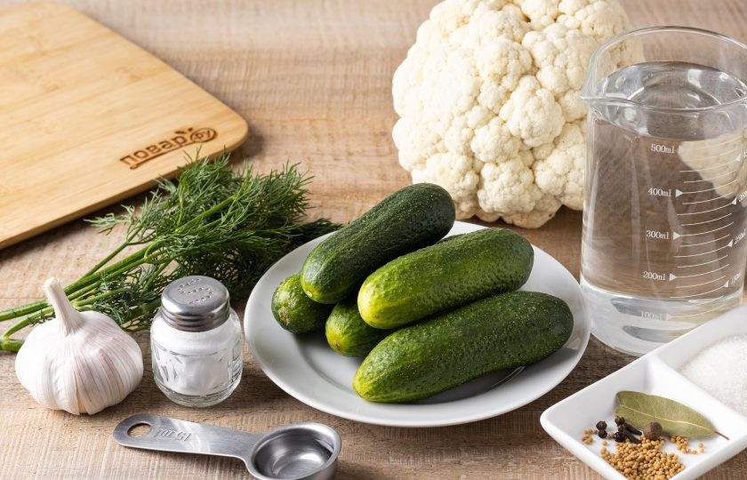 1. Этап. Цветная капуста маринованная с огурцами на зиму: Подготовьте все ингредиенты.