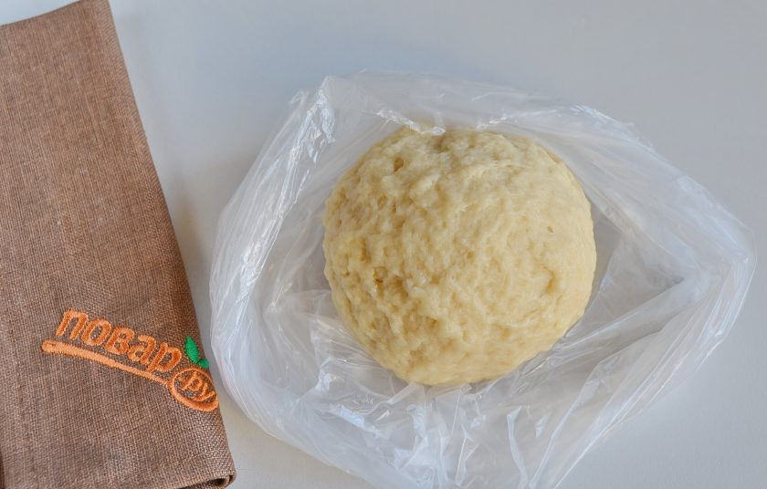 1. Этап. Вэрзэре: Замесите тесто. Соберите его в ком. Заверните в пакет или просто накройте салфеткой, чтобы не сохло, и оставьте на 20 минут.