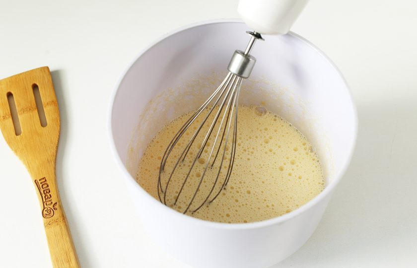 1. Этап. Пирог с мандаринами на кефире: В глубокой миске взбейте яйца с сахаром и солью.