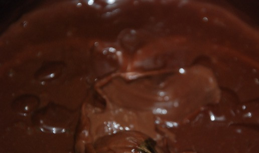 1. Этап. Печенье Орешки с шоколадом: Вот такая получилась начинка. Сюда по желанию можно добавить орехи, чернослив, курагу. Что-то одно из вышеперечисленного или все вместе. Все должно быть мелко нарезано. Я сегодня не добавляла. Начинку я в холодильник не убираю.