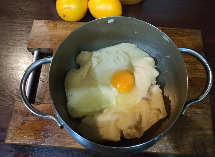 1. Этап. Торт Золотые купола: Теперь нужно вмешать в тесто яйца. Их нужно добавлять по одному. Обычно у меня уходит 4 яйца, но если маленькие можно и 5 штук.