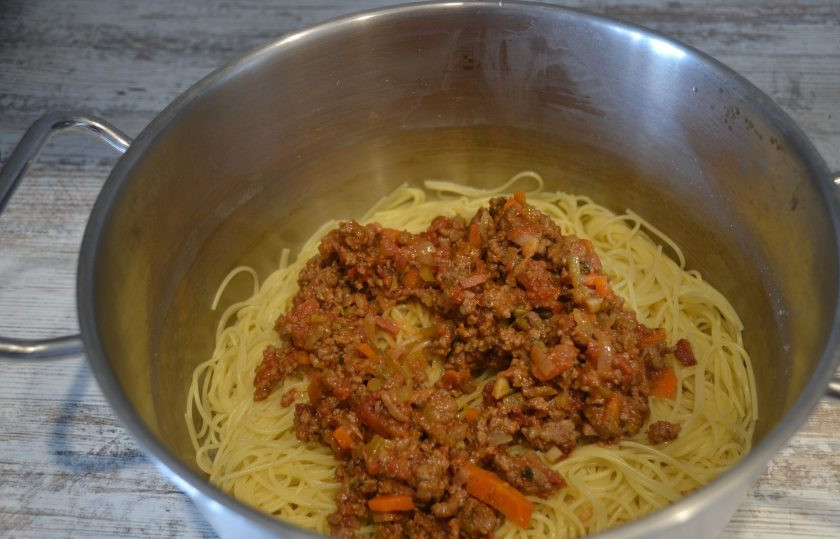 1. Этап. Болоньезе от Джейми Оливера: Половину мясного соуса выложите к спагетти, перемешайте.