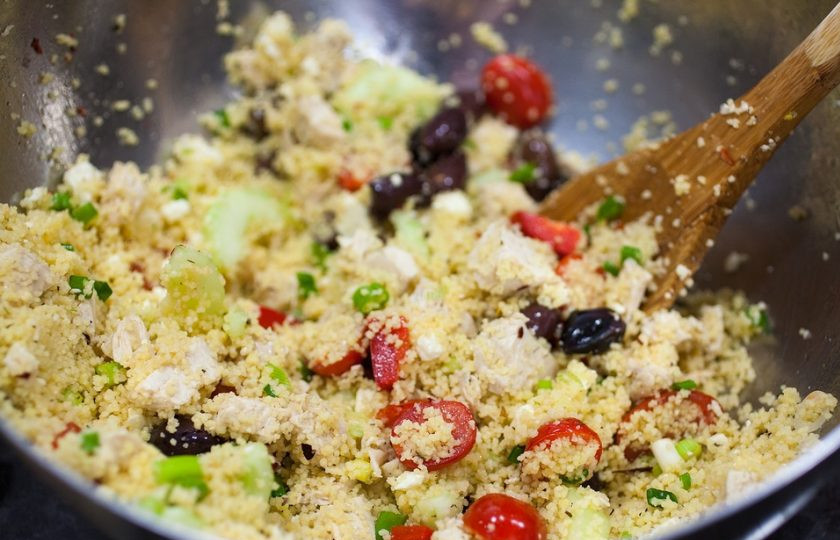 1. Этап. Кускус с курицей: Теперь соедините все подготовленные ингредиенты в миске, добавьте оливки, масло, соль и перец по вкусу. Перемешайте. Все готово!