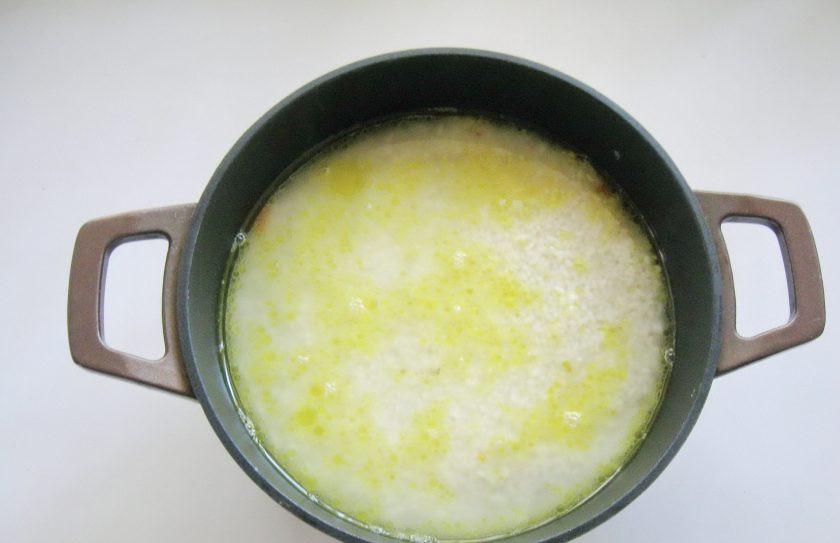 1. Этап. Диетический плов из курицы: Курицу с морковью и луком посолите, добавьте куркуму, зиру. Выложите сверху рис. Налейте в кастрюлю горячую воду так, чтобы она была на палец выше риса. Кастрюлю крышкой не накрывайте.