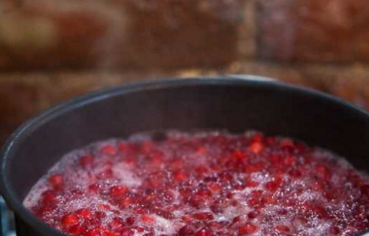 1. Этап. Морс из замороженных ягод: 4. Доведите до кипения. Проварите буквально 1-2 минуты и снимите с огня. Морс нужно оставить настаиваться до полного остывания.