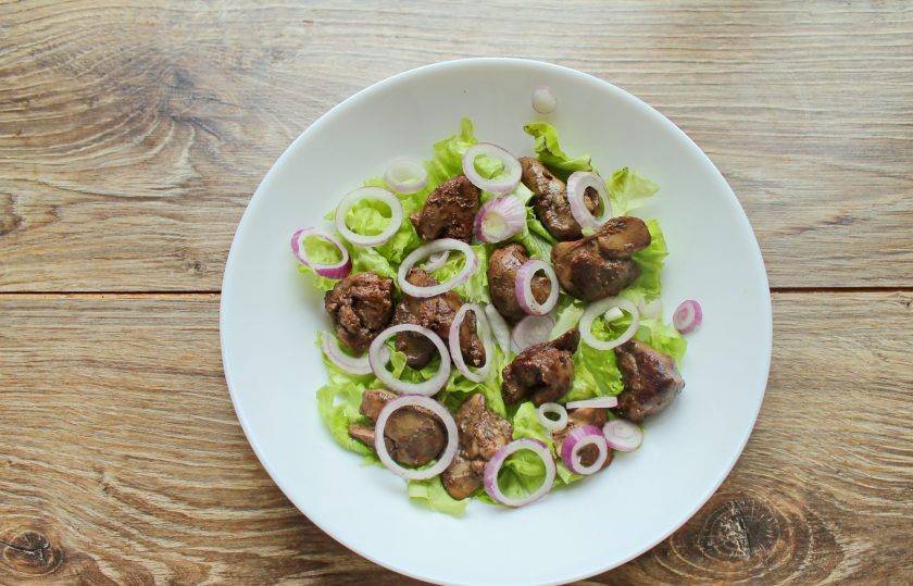 1. Этап. Салат с печенью и карамелизированными сливами: Лук порежьте кольцами и добавьте в салат.