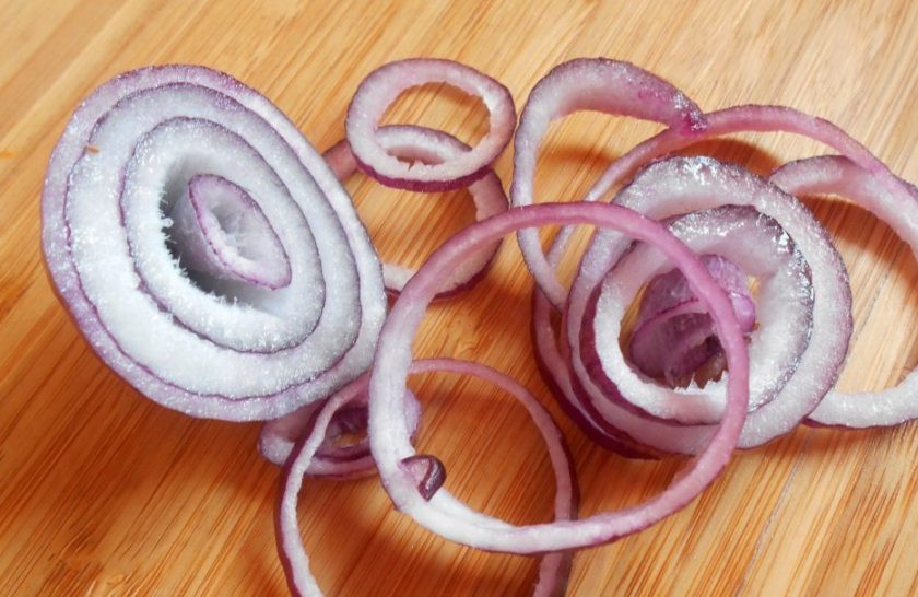 1. Этап. Кальмары постные: Лук очистите и нашинкуйте кольцами.