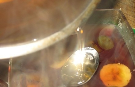 1. Этап. Желе с агар-агаром: Теперь повторяем эту же процедуру со следующим соком: кипятим, вливаем агар, опять кипятим. Затем аккуратно, используя ложку, заливаем второй слой желе.