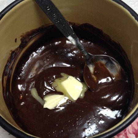 1. Stage. Cake Magic night: For glaze, mix sour cream, cocoa, sugar in a saucepan or iron mug. Put on a slow fire and cook constantly stirring until everything is dissolved and until it becomes a homogeneous consistency. In a hot glaze, add butter and refrigerate.