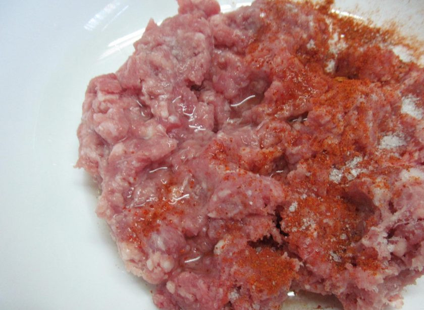 1. Этап. Праздничный мясной рулет: Мякоть свинины пропустите через мясорубку, добавьте соль по вкусу, 25 мл бульона, 1 ч. ложку паприки и 1 ч. ложку сухого чеснока. Перемешайте и отправьте в холодильник на 4 часа.