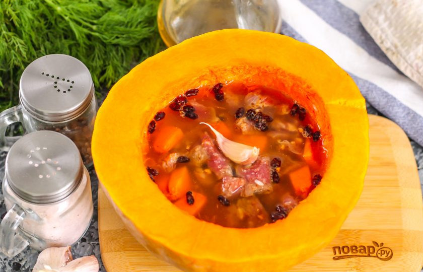 1. Этап. Плов в тыкве в духовке: Добавьте нарезанный лук, выложите неочищенный зубчик или два зубчика чеснока и залейте кипятком.