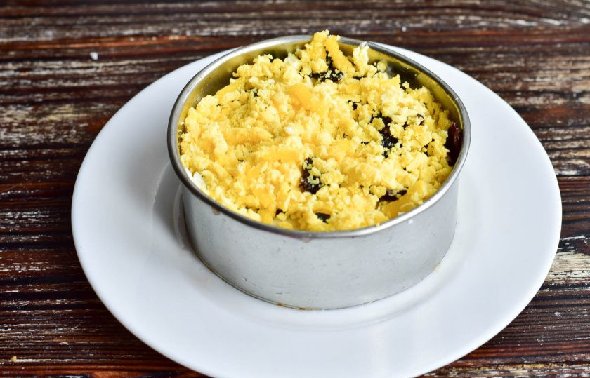 1. Этап. Салат Чебурашка с курицей: На чернослив выложите яичные желтки.