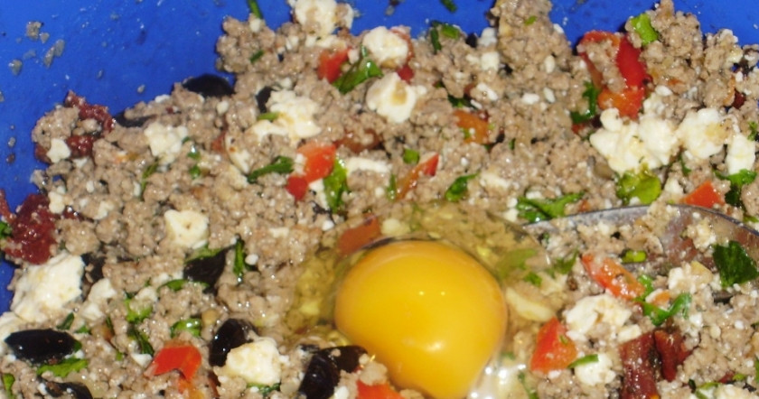 1. Этап. Мясной штрудель в духовке: 2. А теперь просто все ингредиенты, кроме теста, смешаем в большой миске до однородности.