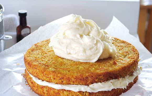 1. Этап. Морковно-кокосовый пирог: 7. Выложить один пирог на тарелку, смазать сливочной глазурью, накрыть сверху вторым пирогом и снова смазать глазурью. Охладить, нарезать на куски и подавать.