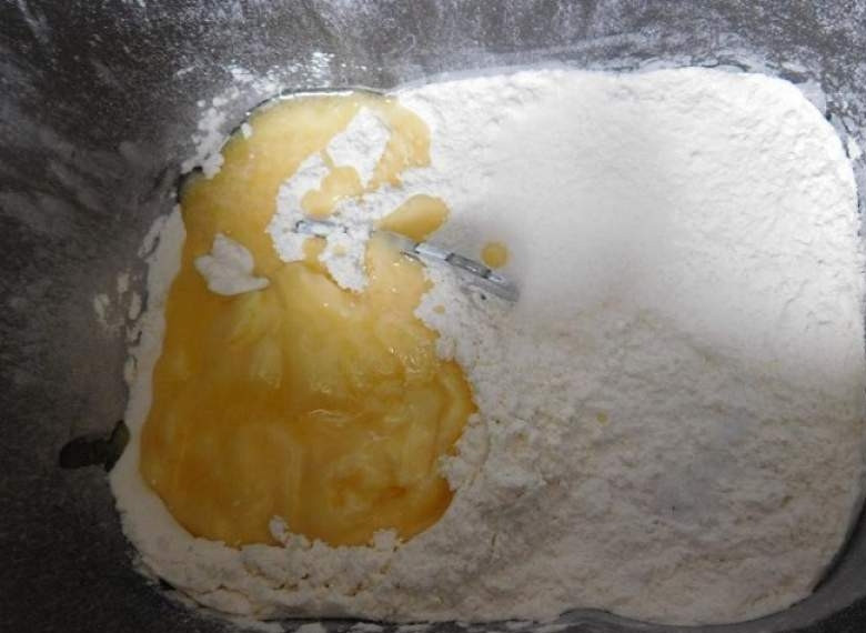 1. Этап. Пасха в хлебопечке Мулинекс: В чашу хлебопечки отправьте муку, размягченное масло, соль и ваниль.