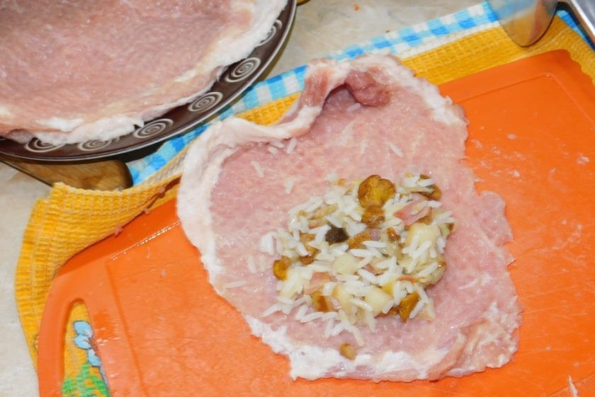 1. Этап. Фаршированные свиные отбивные: Выложите на половину куска начинку.