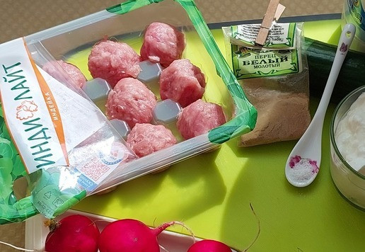 1. Этап. Смузи из редиса к запеченным фрикаделькам: Заранее вынуть фрикадельки из холодильника. Они должны нагреться до комнатной температуры. Овощи тщательно промыть, срезать лишнее и нарезать крупными кусками.